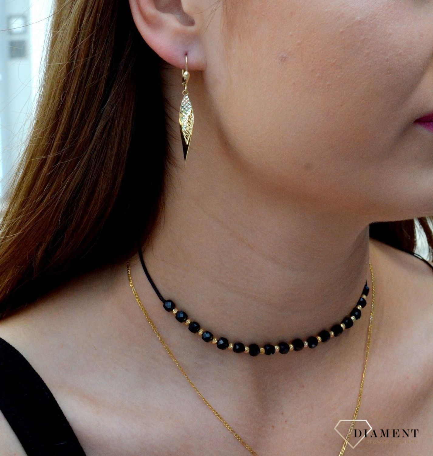 Złote kolczyki pr 333 wiszące łezki z ozdobnym wzorem KL 9548B 333. Złote kolczyki o ponadczasowym kształcie z zapięciem na angielski bigiel. Zachwycająca lekkością oraz subtelnym wdziękiem, olśniewająca biżuteria posiada uroc.jpg